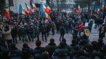 Протестующие и сотрудники правоохранительных органов у здания парламента в Кишиневе Протестующие и сотрудники правоохранительных органов у здания парламента в Кишиневе