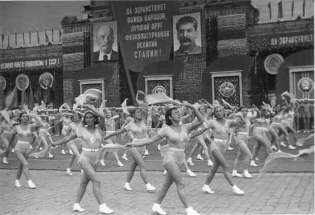 1938 год, в Москве проходит физкультпарад