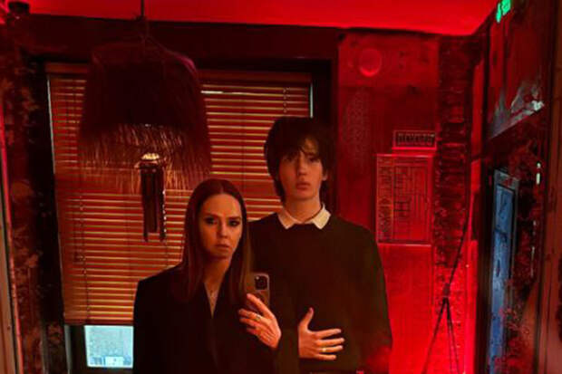 Актриса Елена Николаева вышла в свет с сыном-подростком