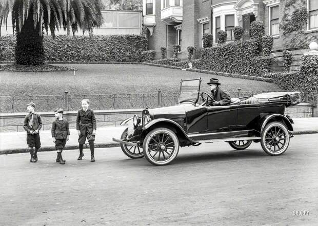 Дети переходят улицу с автомобильным движением (1920 год) авто, олдтаймер, ретро фотографии, старинные автомобили