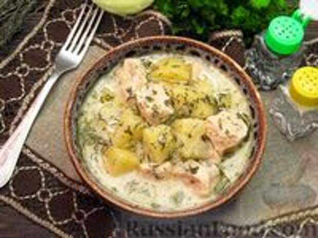 Фото к рецепту: Картошка, тушенная с курицей в сметанно-сливочном соусе