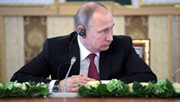 Президент РФ Владимир Путин во время встречи с представителями мировых информационных агентств. 1 июня 2017
