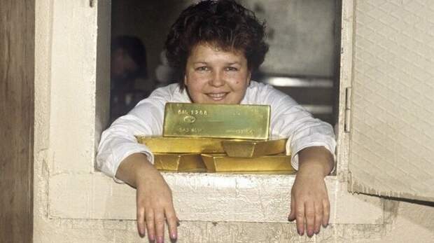 На предприятии по выдаче золотых слитков для дальнейшей переработки, 1997 года