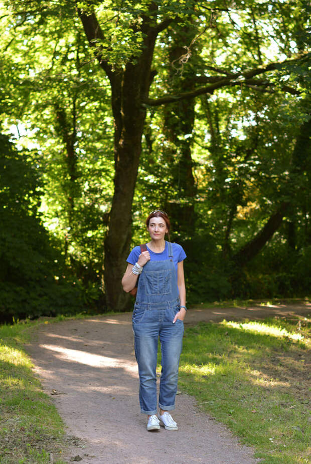 Blue t-shirt, denim dungarees (overalls)