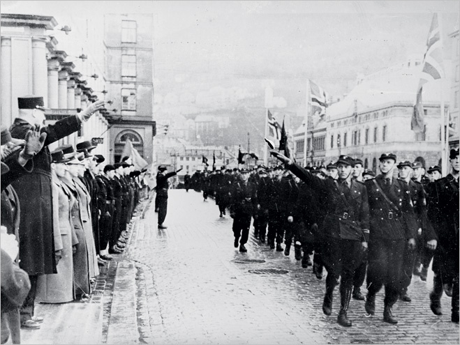 Внешне норвежцы смирились с оккупацией. Парад 1942 года Внешне норвежцы смирились с оккупацией. Парад 1942 года