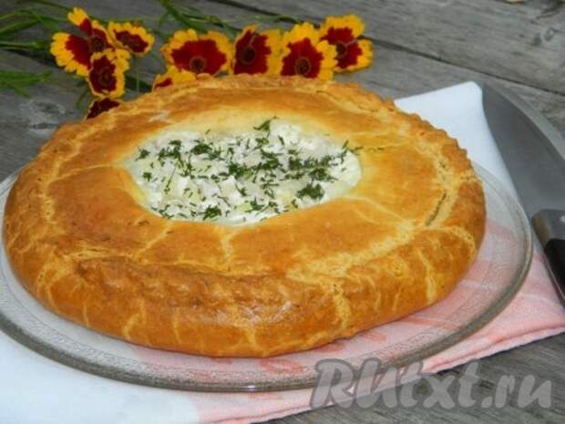 По желанию середину пирога можно посыпать зеленью.  