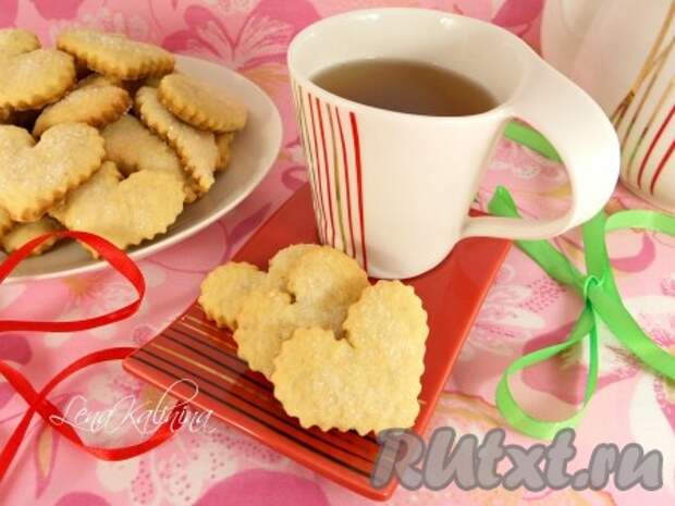 Выпекать это замечательное и очень вкусное домашнее печенье на сметане в разогретой до 180 градусов духовке в течение 10-15 минут до чуть золотистого цвета. Готовое печенье остудить и подать к чаю на радость Вашим близким. 