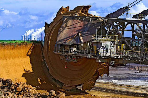 Экскаватор Bagger 288 — крупнейшая самоходная установка в мире — используется для добычи угля, Германия.
