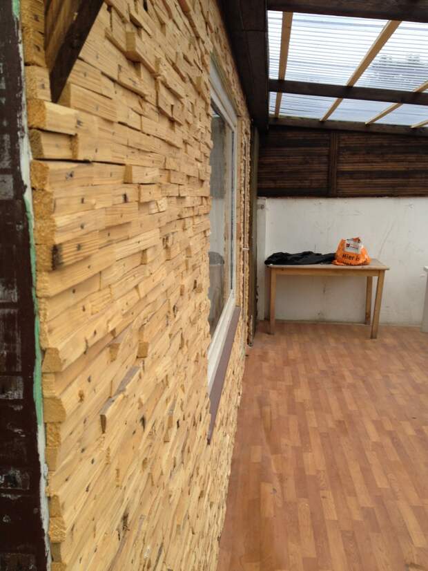 Идея отделки стены деревянной мозаикой. Дачный вариант дача, ремонт, дерево