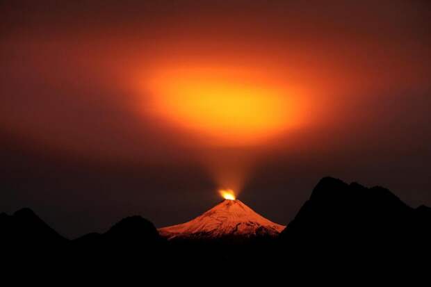 3. Вулкан Вильяррика, расположенный в 700 км к югу от Сантьяго, Чили. природа, удивительные фотографии, фото