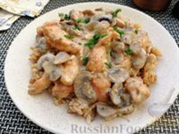 Фото к рецепту: Куриное филе, тушенное с грибами и сметанно-горчичным соусом