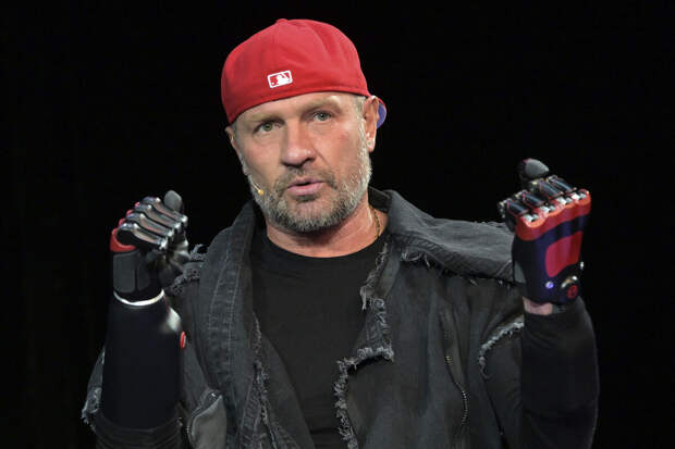 Фигурист Костомаров признался, что поет уже два года