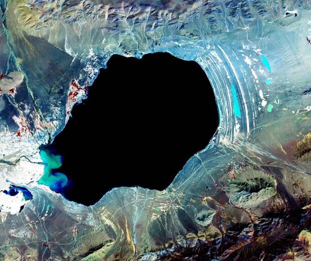 NASA ко Дню Земли показало лучшие снимки нашей планеты
