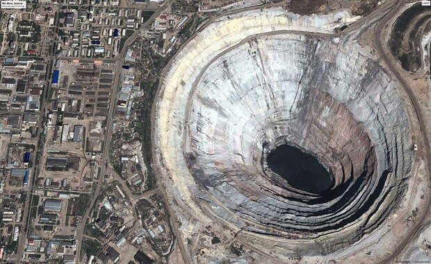 Кимберлитовая трубка «Мир» — огромная дыра и самый крупный в мире карьер по добыче алмазов.