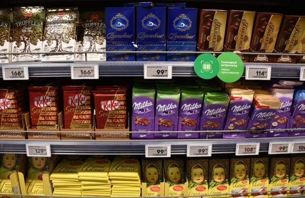 Мужчина украл почти 100 плиток шоколада из магазина в центре Москвы