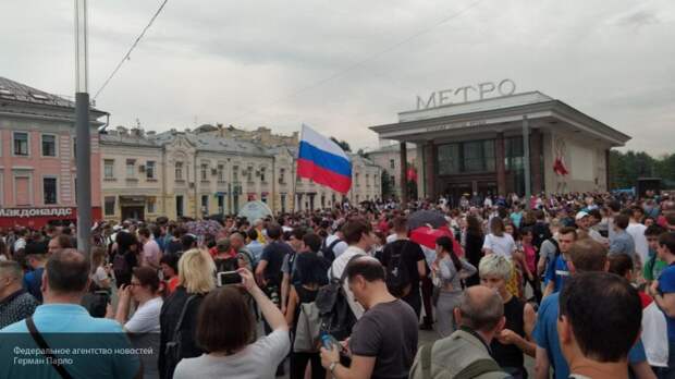 Бессмысленный и незаконный митинг оппозиции за западные деньги провалился, вызвав гнев москвичей