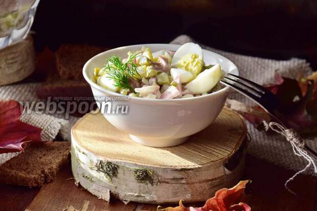 Фото Салат с перепелиными яйцами, маринованными огурцами и ветчиной