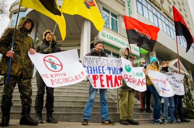В Днепропетровске бойкотировать российские товары вышли 3 дебила, а в Одессе - 30