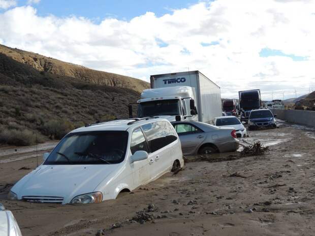 Сотни машин застряли в грязевых реках на дорогах Калифорнии буря, калифорния, стихия