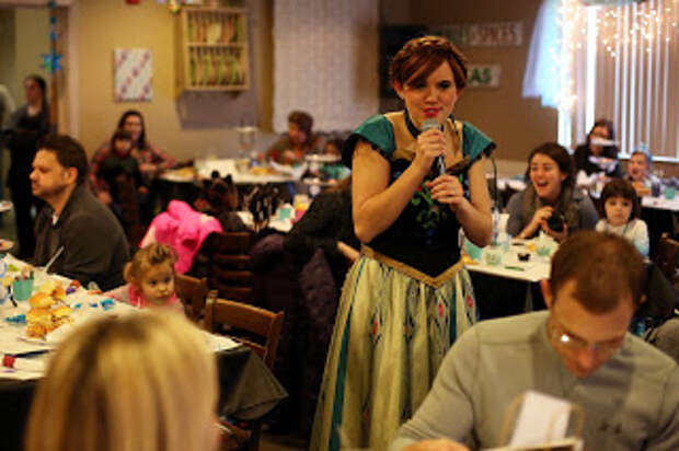 anna and elsa at eckerts