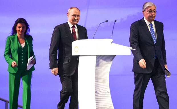 Казахстанский президент Касым-Жомарт Токаев дважды удивил публику. Сначала, несмотря на резкое охлаждение отношений России...