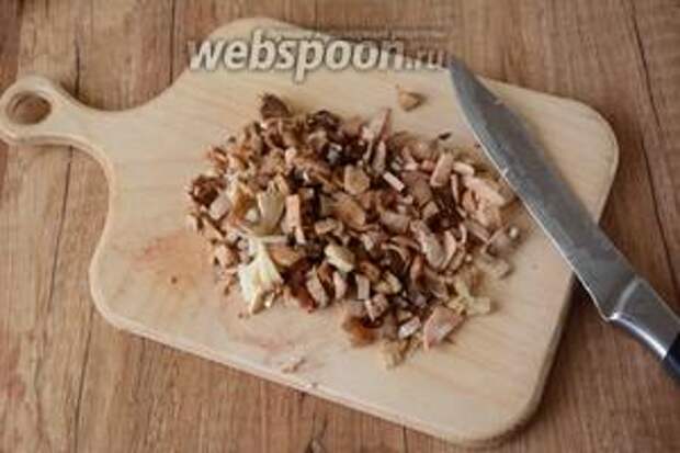 Ножки шампиньонов измельчаем.