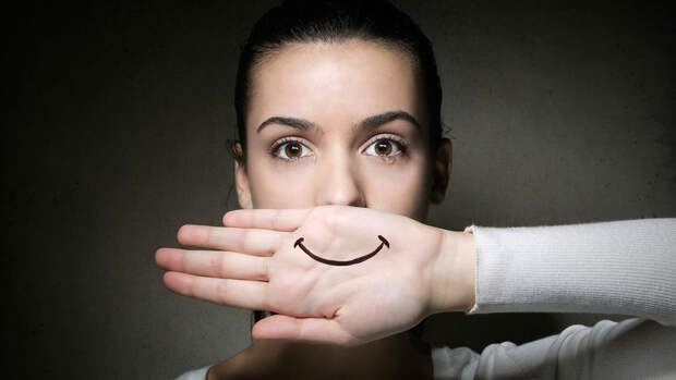 LiveScience: вынужденная улыбка усиливает счастье в нейтральном контексте