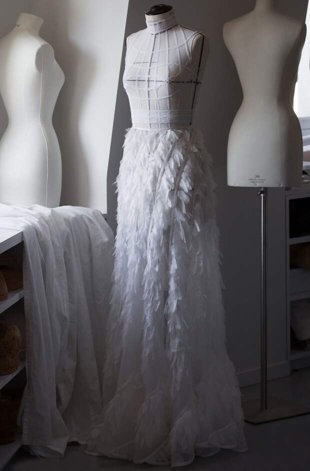 Фотографии создания платья Christian Dior