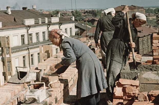 В советское время женщины трудились на стройке наравне с мужчинами. 