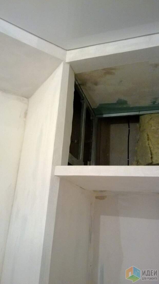 ниша под холодильник, сверху место под шкафчик