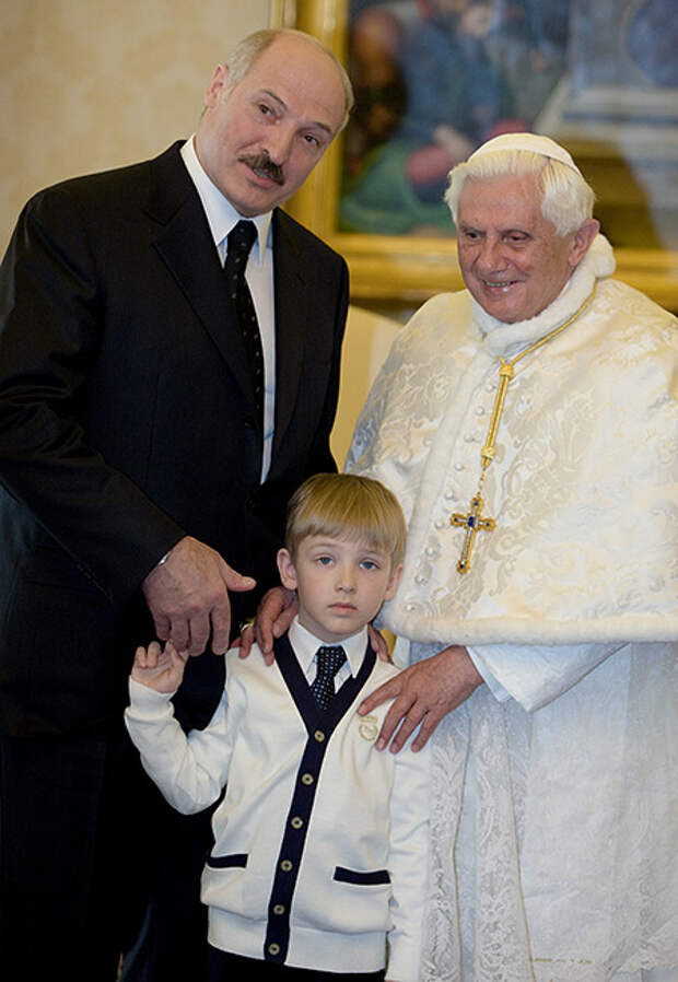 Александр Лукашенко с сыном Колей и с папой римским Бенедиктом XVI