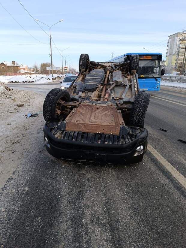 В Твери водитель, пытаясь уйти от столкновения, опрокинул машину