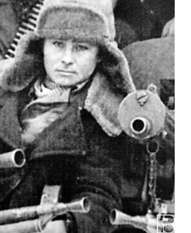 Плакат повесили по заданию командира партизанского отряда имени Сталина двое ростовских мальчишек – Сава Лотошников и Толик Подушко. Толик Подушко был сиротой. Его отца расстреляли немцы… Толику было 13 лет. вов, история, ростов