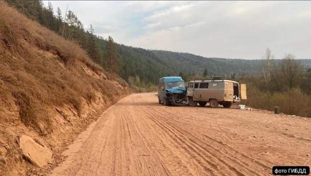 Под Иркутском УАЗ въехал в автобус с вахтовиками, пострадали 10 человек