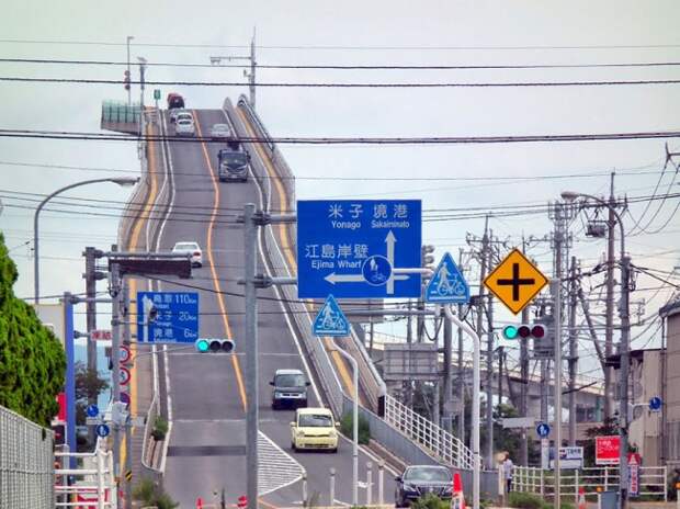 this-is-not-a-roller-coaster-but-a-bridge-in-japan-artnaz-com-4