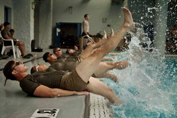 17 фотографий, которые показывают подготовку военных к выживанию на воде 