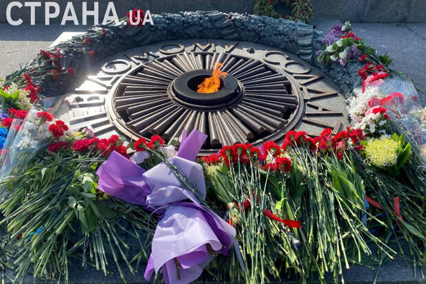 "Страна.ua": киевляне начали нести цветы к Вечному огню в парке Славы