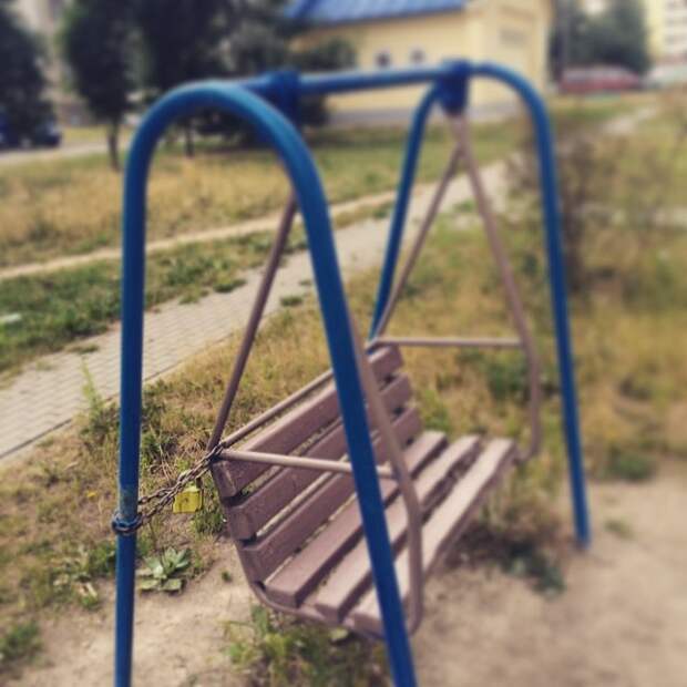 Дети в Беларуси настолько суровы, что приходится на замок качели сажать. Для чего? Непонятно... Дети в Беларуси настолько суровы, что приходится на замок качели сажать. Для чего? Непонятно... Витебск, беларусь, гродно, минск, прикол, это Беларусь детка