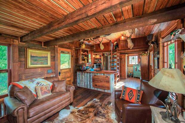 Ковбойский домик в США: Деревянное жилище площадью 31 кв. метр из восстановленных материалов