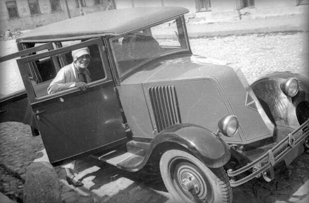 Лиля Брик садится в автомобиль. Александр Родченко, 1929 год, г. Тверь, из архива МАММ/МДФ.