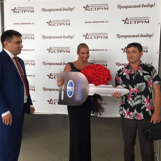 Здоровенная штуковина в руках у Волочковой ;) знаменитости, позор, треш