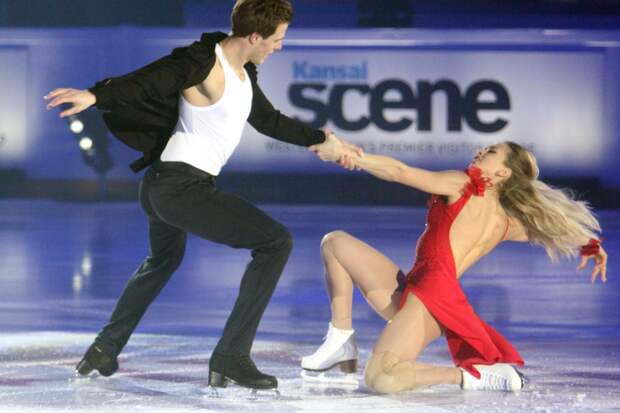 Фигурист Кацалапов порезал коньком партнершу Синицину на шоу Навки