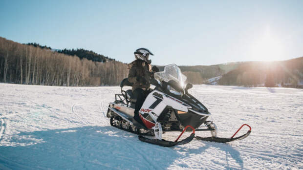 Человек на снегоходе / Фото: unsplash.com