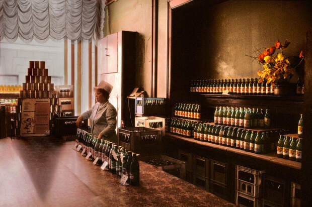 В СССР продажа алкоголя строго регламентировалась работой продовольственных магазинов. СССР, Москва, 1989 год. Автор фотографии: Harry Gruyer.