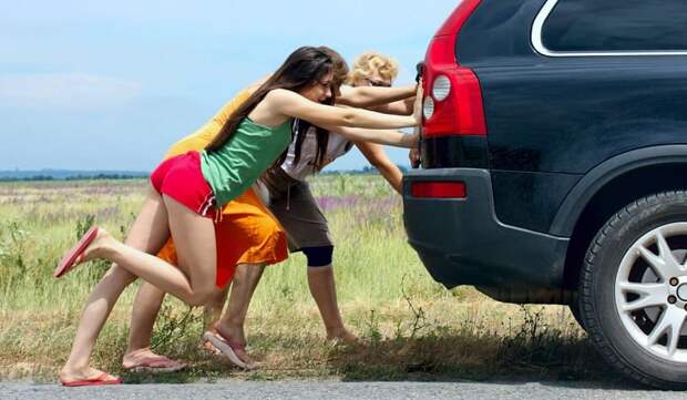Девушки толкают машину