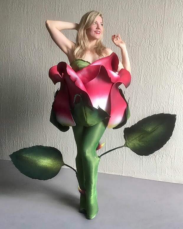 Потрясающий костюм розы из пены и туалетного сиденья