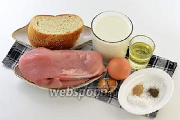 Для работы нам понадобится куриное филе, молоко, яйцо, чеснок, соль, перец, мускатный орех, батон, подсолнечное масло.
