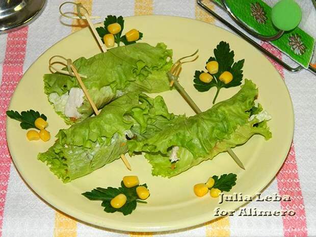 Закуска в листьях салата