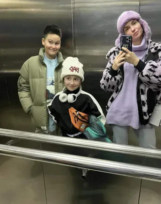 Агата Муцениеце с детьми