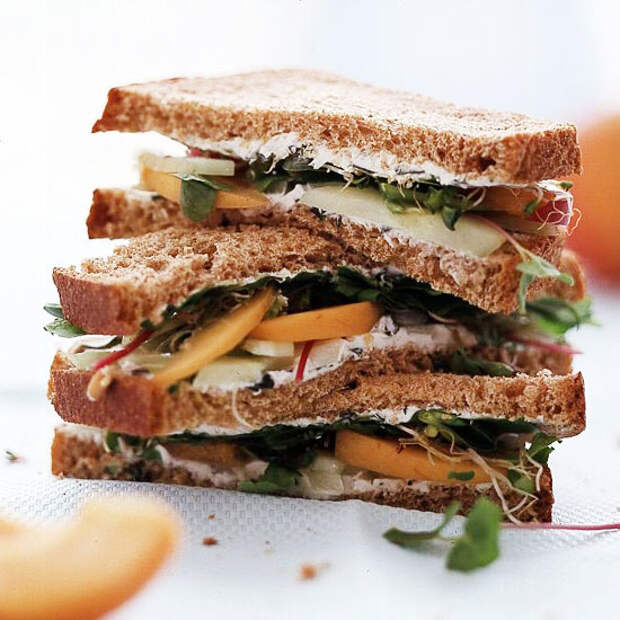Сэндвич с огурцами и абрикосами на пикник